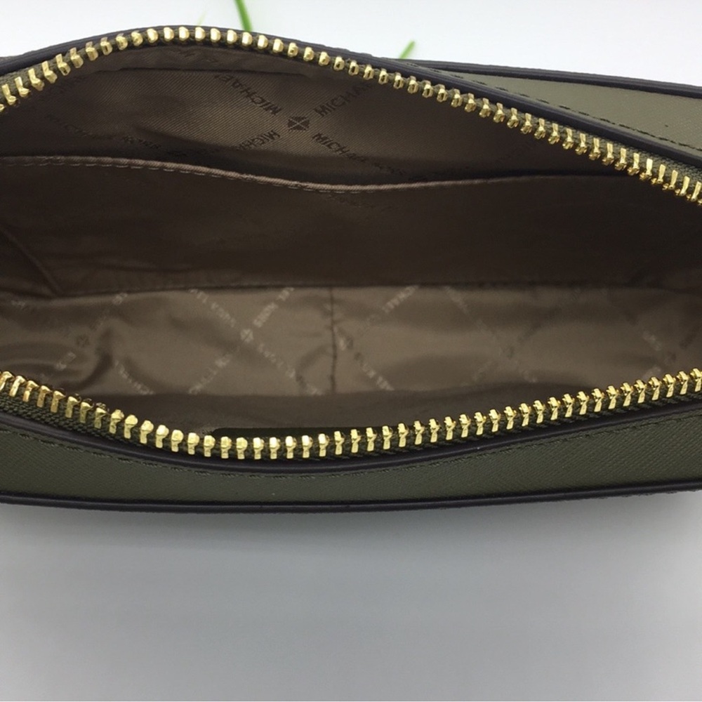 Michael Kors Jet Set Item Large East West Zip Crossbody Leather Olive
NWT - Picture 3 of 12